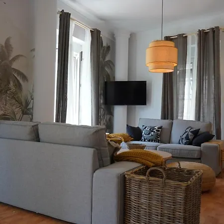 Edificio Amarillo En El Barrio Διαμέρισμα *