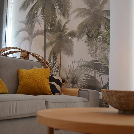 Edificio Amarillo En El Barrio Διαμέρισμα *