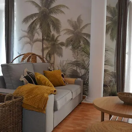 Edificio Amarillo En El Barrio