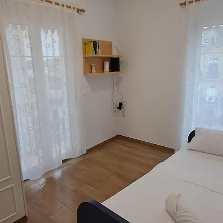 Edificio Amarillo En El Barrio