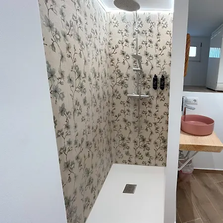 Edificio Amarillo En El Barrio Διαμέρισμα *