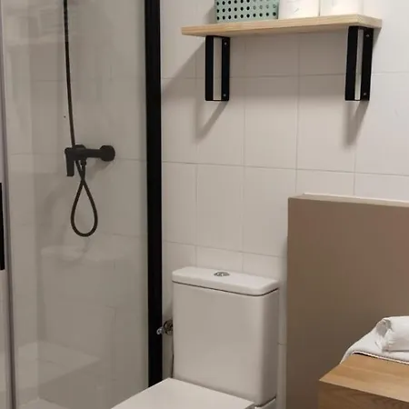 Edificio Amarillo En El Barrio Αλικάντε