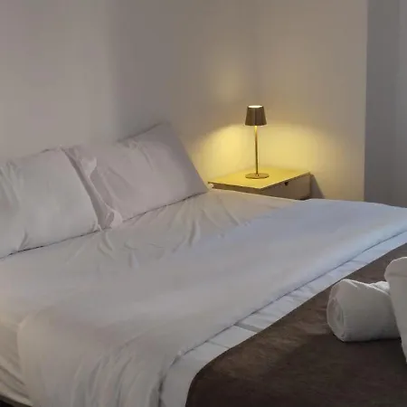 Edificio Amarillo En El Barrio Διαμέρισμα *