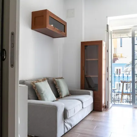 Edificio Amarillo En El Barrio