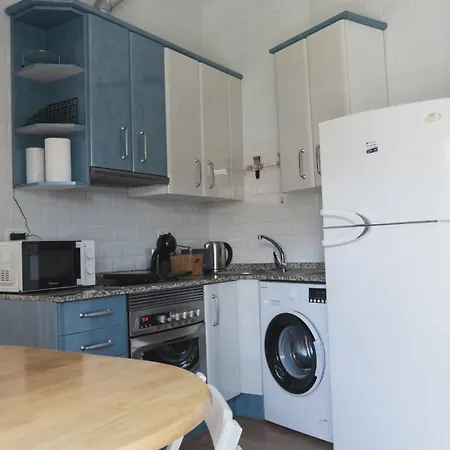 Edificio Amarillo En El Barrio Διαμέρισμα *