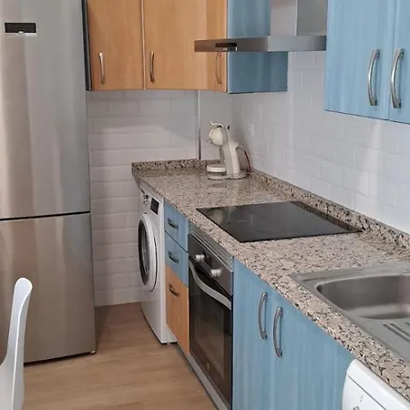 Edificio Amarillo En El Barrio Διαμέρισμα *