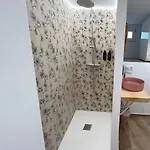 Edificio Amarillo En El Barrio Apartman *