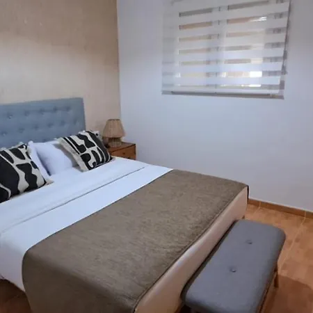 Edificio Amarillo En El Barrio Alicante