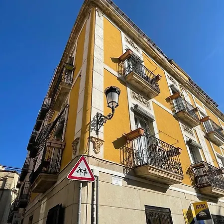 Edificio Amarillo En El Barrio Apartament *