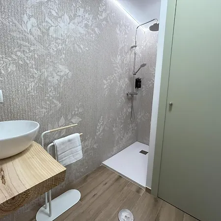 Edificio Amarillo En El Barrio لقنت