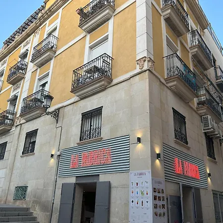 Edificio Amarillo En El Barrio * Alicante