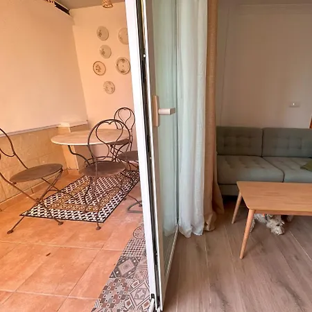 Edificio Amarillo En El Barrio Апартаменты Аликанте