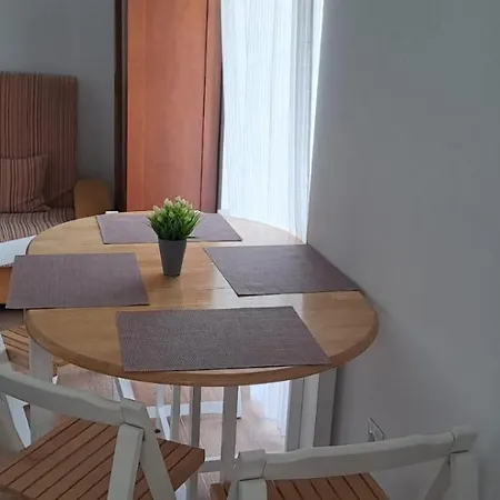 Edificio Amarillo En El Barrio Аликанте