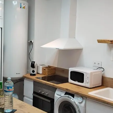 Edificio Amarillo En El Barrio Апартаменты