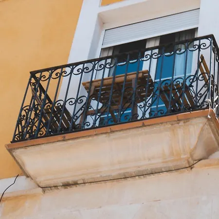 Edificio Amarillo En El Barrio Lejlighed Alicante