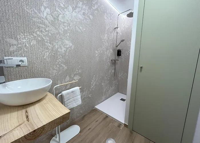 Edificio Amarillo En El Barrio Alicante