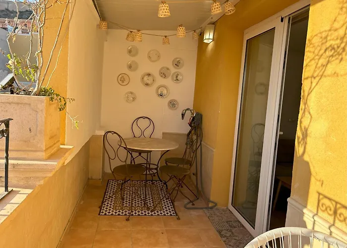 Edificio Amarillo En El Barrio *