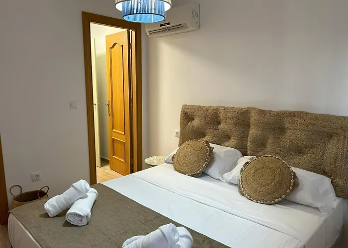 Apartman Edificio Amarillo En El Barrio Alicante