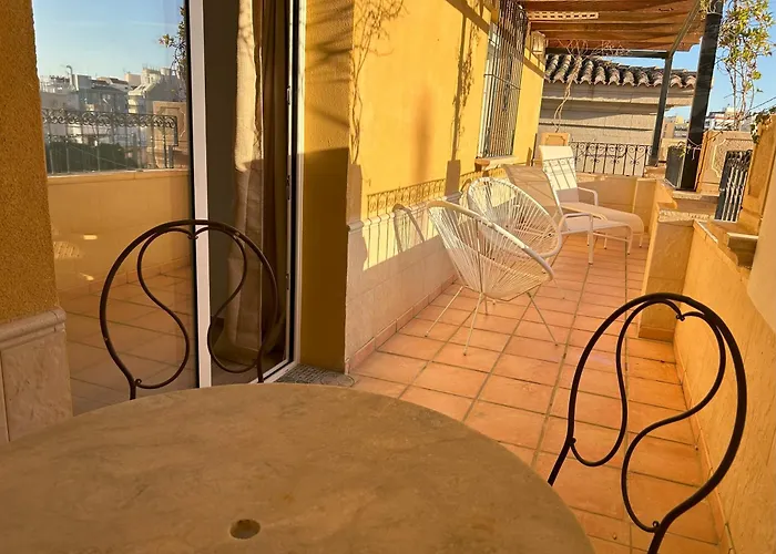 Edificio Amarillo En El Barrio *