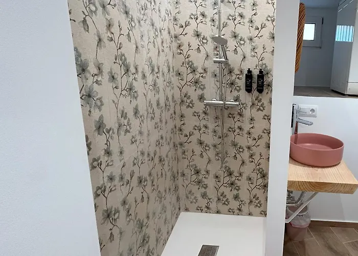 Edificio Amarillo En El Barrio Apartman *