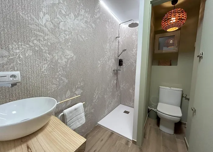 Apartman Edificio Amarillo En El Barrio Alicante