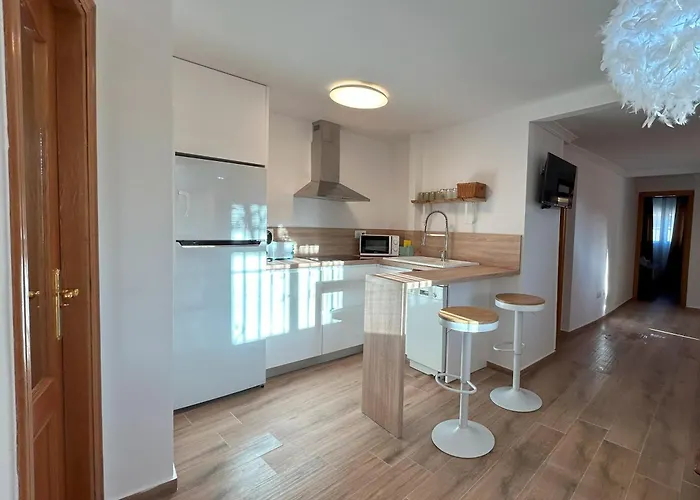 Edificio Amarillo En El Barrio Alicante