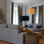 Edificio Amarillo En El Barrio Апартаменты *