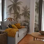 Edificio Amarillo En El Barrio