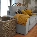 Edificio Amarillo En El Barrio Апартаменты