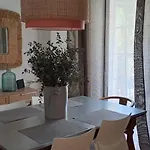 Edificio Amarillo En El Barrio Аликанте