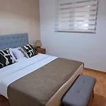 Edificio Amarillo En El Barrio Аликанте