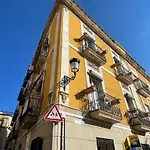 Edificio Amarillo En El Barrio Апартаменты *