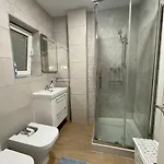 Edificio Amarillo En El Barrio Апартаменты
