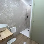 Edificio Amarillo En El Barrio Аликанте