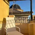 Edificio Amarillo En El Barrio * Аликанте