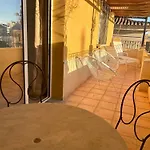 Edificio Amarillo En El Barrio *