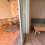 Edificio Amarillo En El Barrio Апартаменты Аликанте