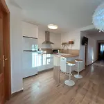 Edificio Amarillo En El Barrio Аликанте