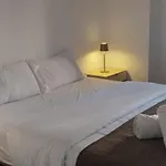 Edificio Amarillo En El Barrio Апартаменты *