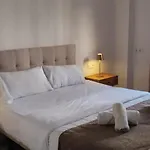 Edificio Amarillo En El Barrio * Аликанте