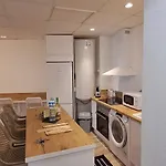 Edificio Amarillo En El Barrio Апартаменты Аликанте