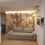 Edificio Amarillo En El Barrio Аликанте