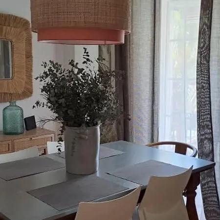 Edificio Amarillo En El Barrio 알리칸테