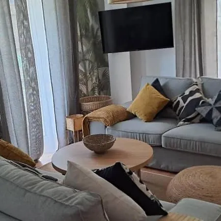 Edificio Amarillo En El Barrio 아파트 *