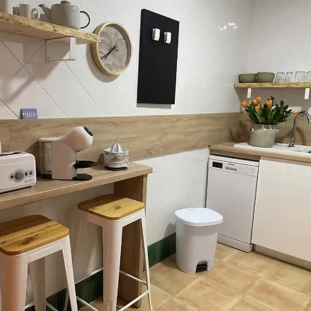 Edificio Amarillo En El Barrio *