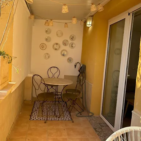 Edificio Amarillo En El Barrio *