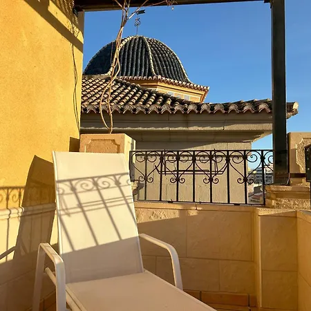 Edificio Amarillo En El Barrio * 알리칸테