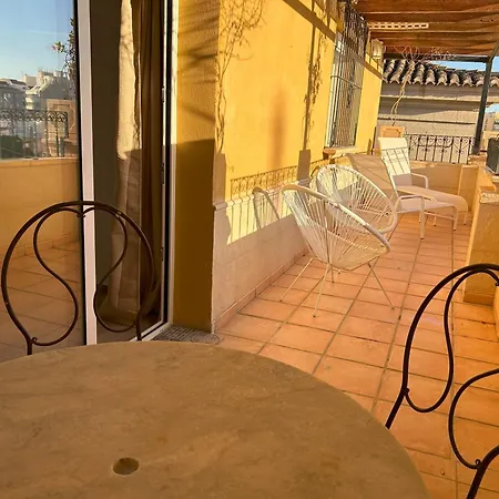 Edificio Amarillo En El Barrio *