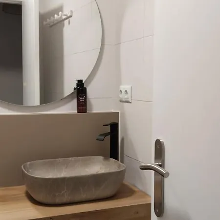 아파트 Edificio Amarillo En El Barrio 알리칸테