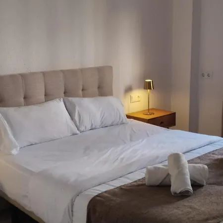 Edificio Amarillo En El Barrio * 알리칸테